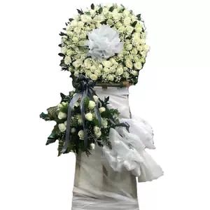 Vòng hoa viếng hoa hồng trắng