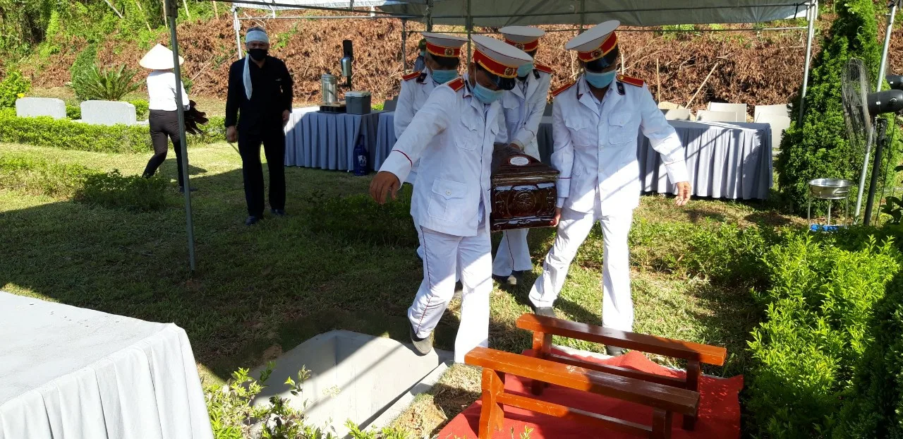 Đặt Hoa Tang Lễ - Những điều không nên phạm trong đám tang Kiêng để ánh Sáng Mặt Trời Soi Trực Tiếp Khi Cải Táng
